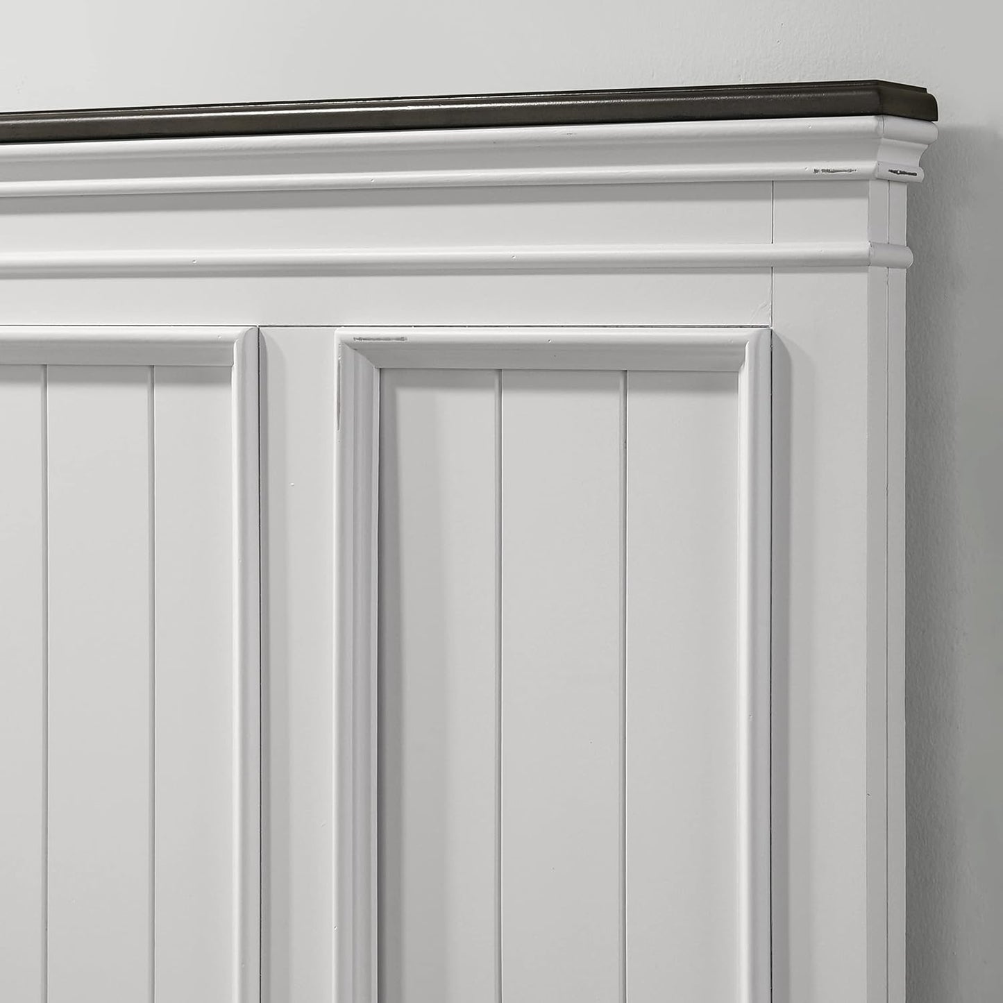 Roundhill Furniture Clelane Wood Bedroom Set with Shiplap Panel Queen Bed, Dresser, Mirror, Two Nightstands, and Chest in Weathered White and Walnut